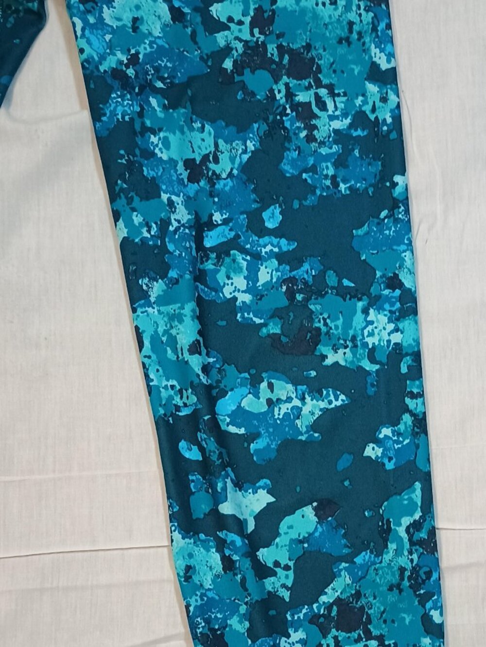 Old Navy Active/Capri Leggings/Womens M/Blue Camo Go Dry Compression Athleisure - Picture 8 of 9